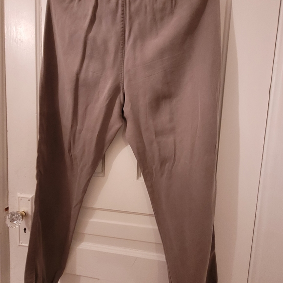 Banana Republic army green casual pant. Size M. - Picture 7 of 7